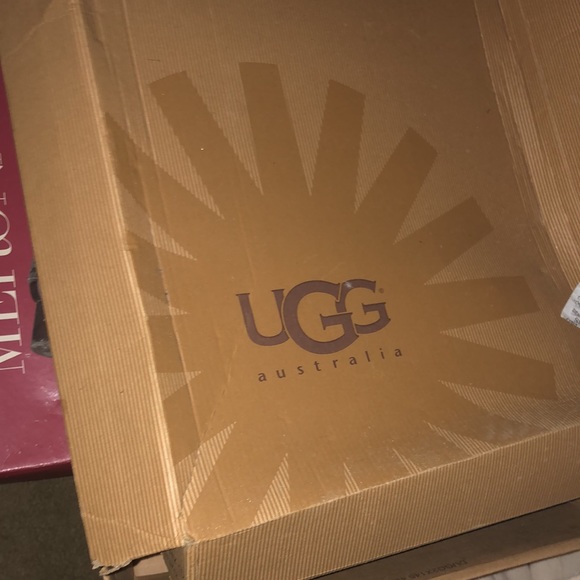 UGG rain boots/with box - Picture 6 of 7